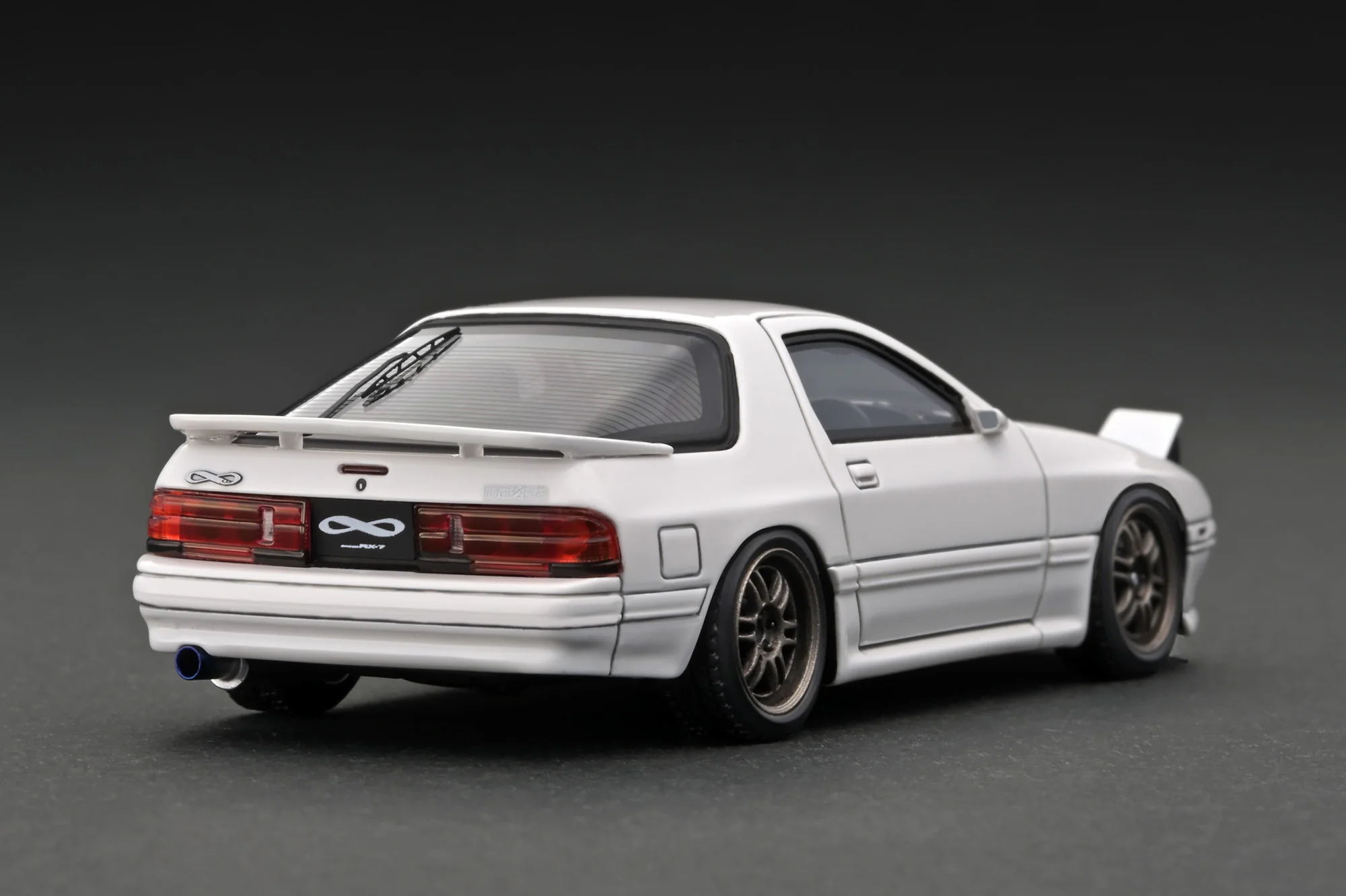 Ignition Model 1:43 Mazda Savanna RX-7 Infini (FC3S) White with 13B Engine Display - Image 3