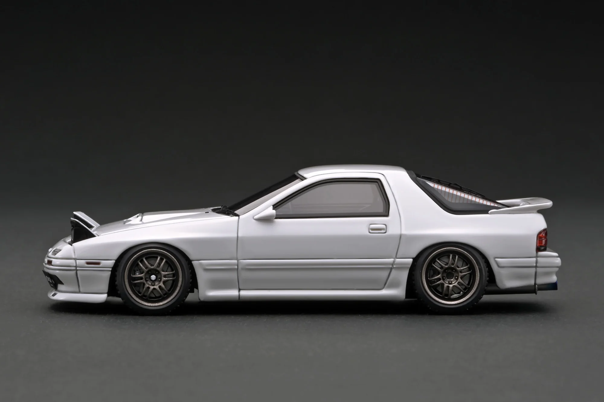 Ignition Model 1:43 Mazda Savanna RX-7 Infini (FC3S) White with 13B Engine Display - Image 4