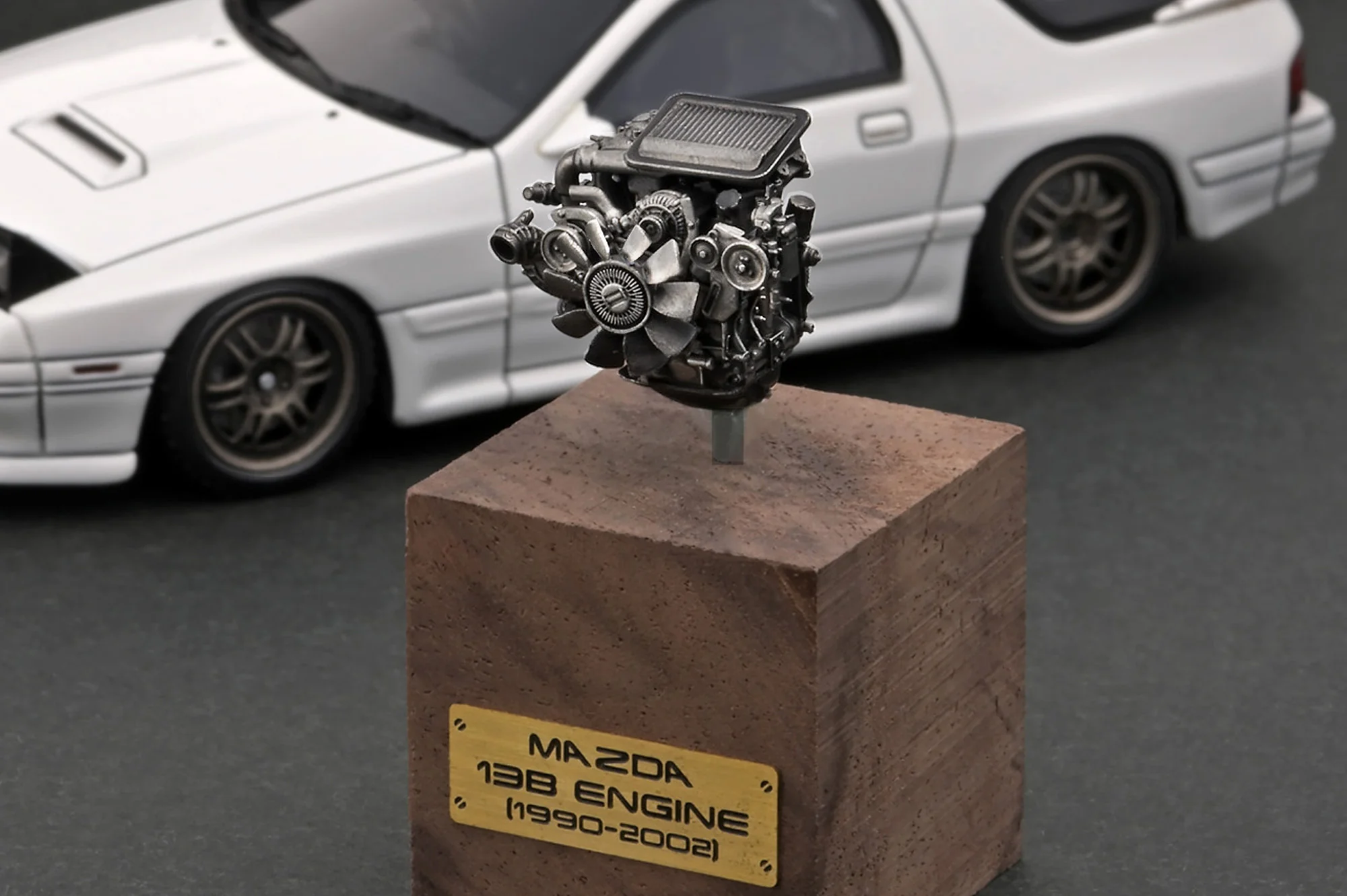 Ignition Model 1:43 Mazda Savanna RX-7 Infini (FC3S) White with 13B Engine Display - Image 5
