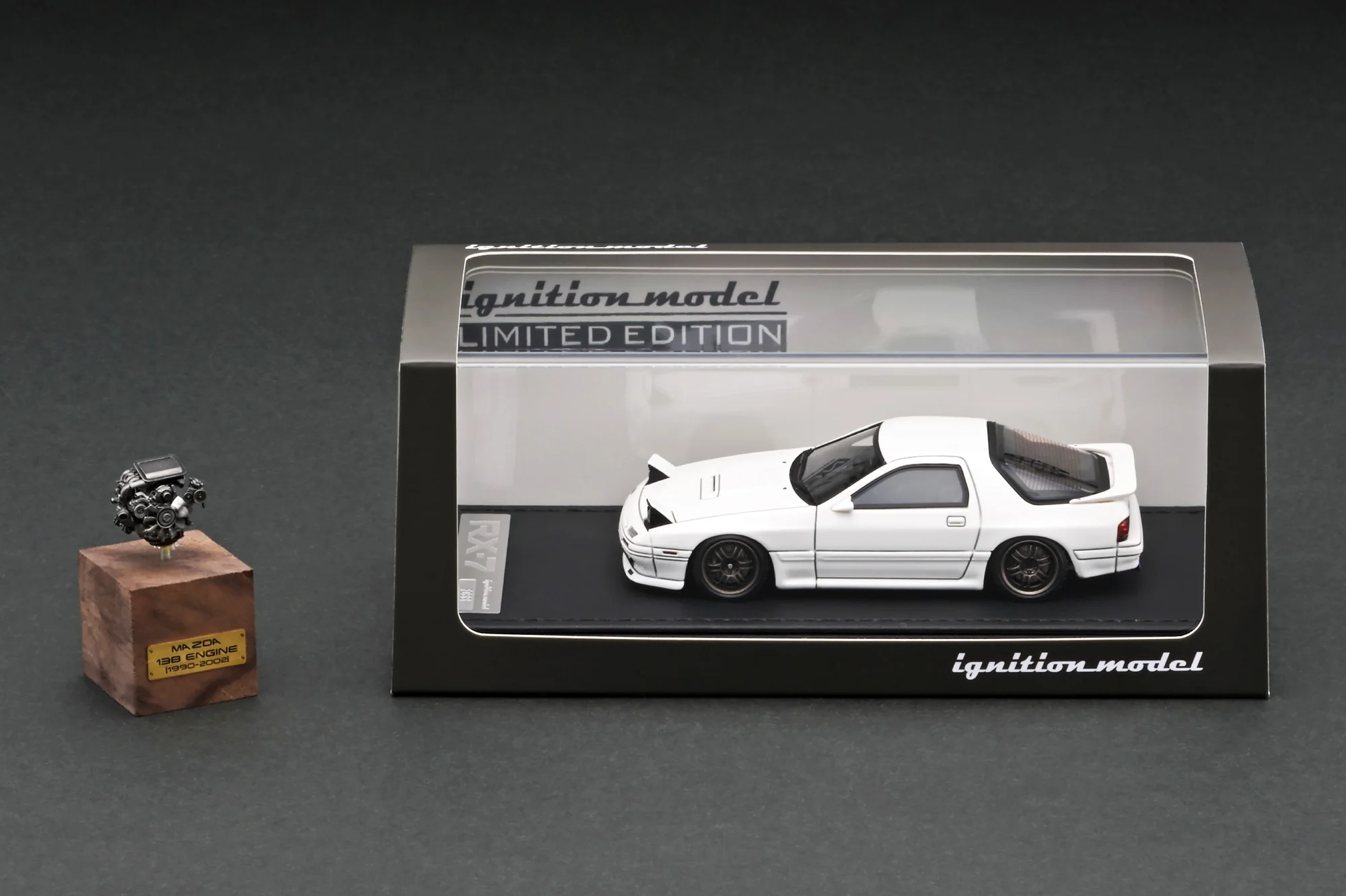 Ignition Model 1:43 Mazda Savanna RX-7 Infini (FC3S) White with 13B Engine Display - Image 6