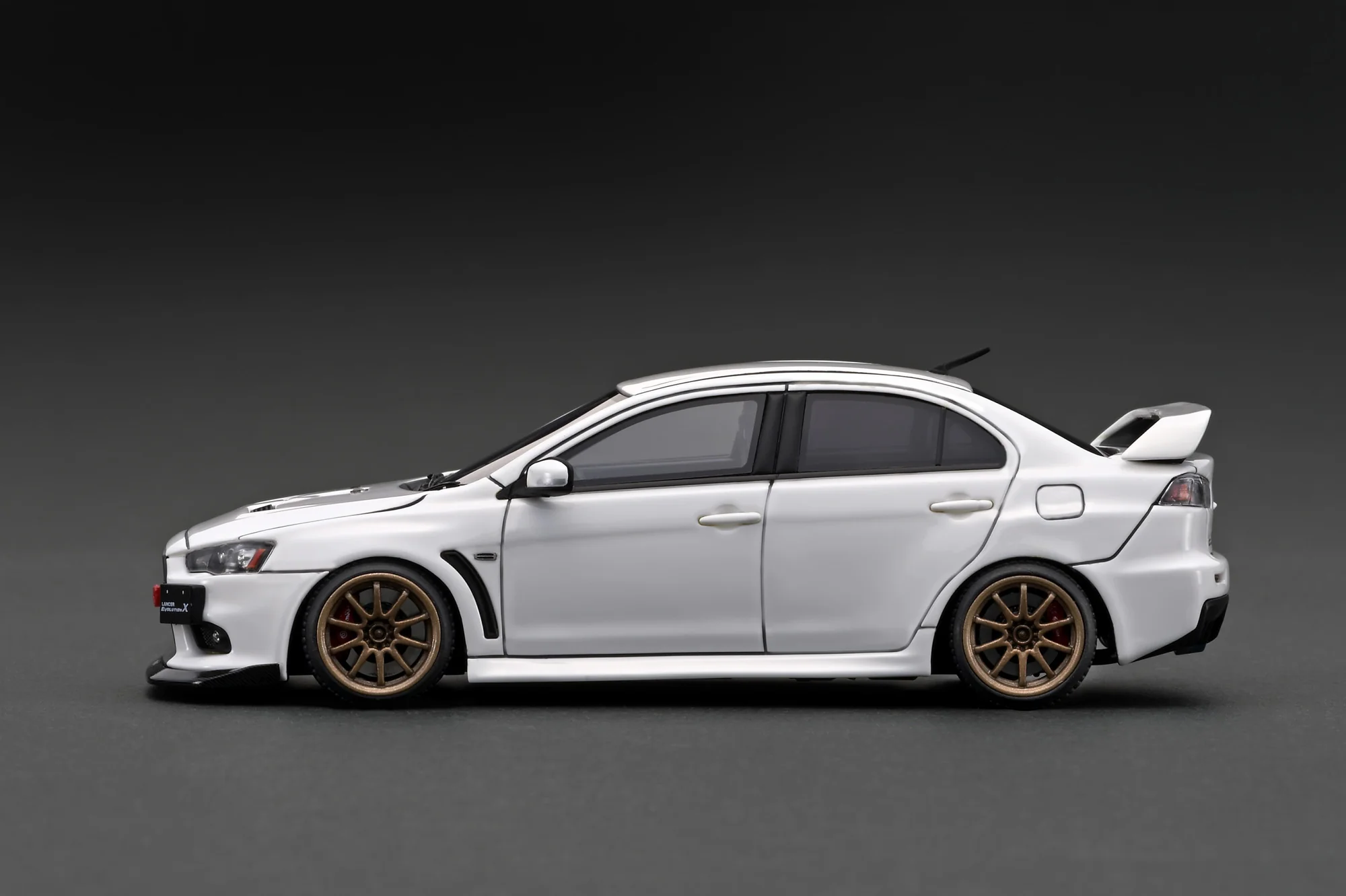 Ignition Model 1:43 Mitsubishi Lancer Evolution X (CZ4A) White with 4B11 Silver Engine Display - Image 3