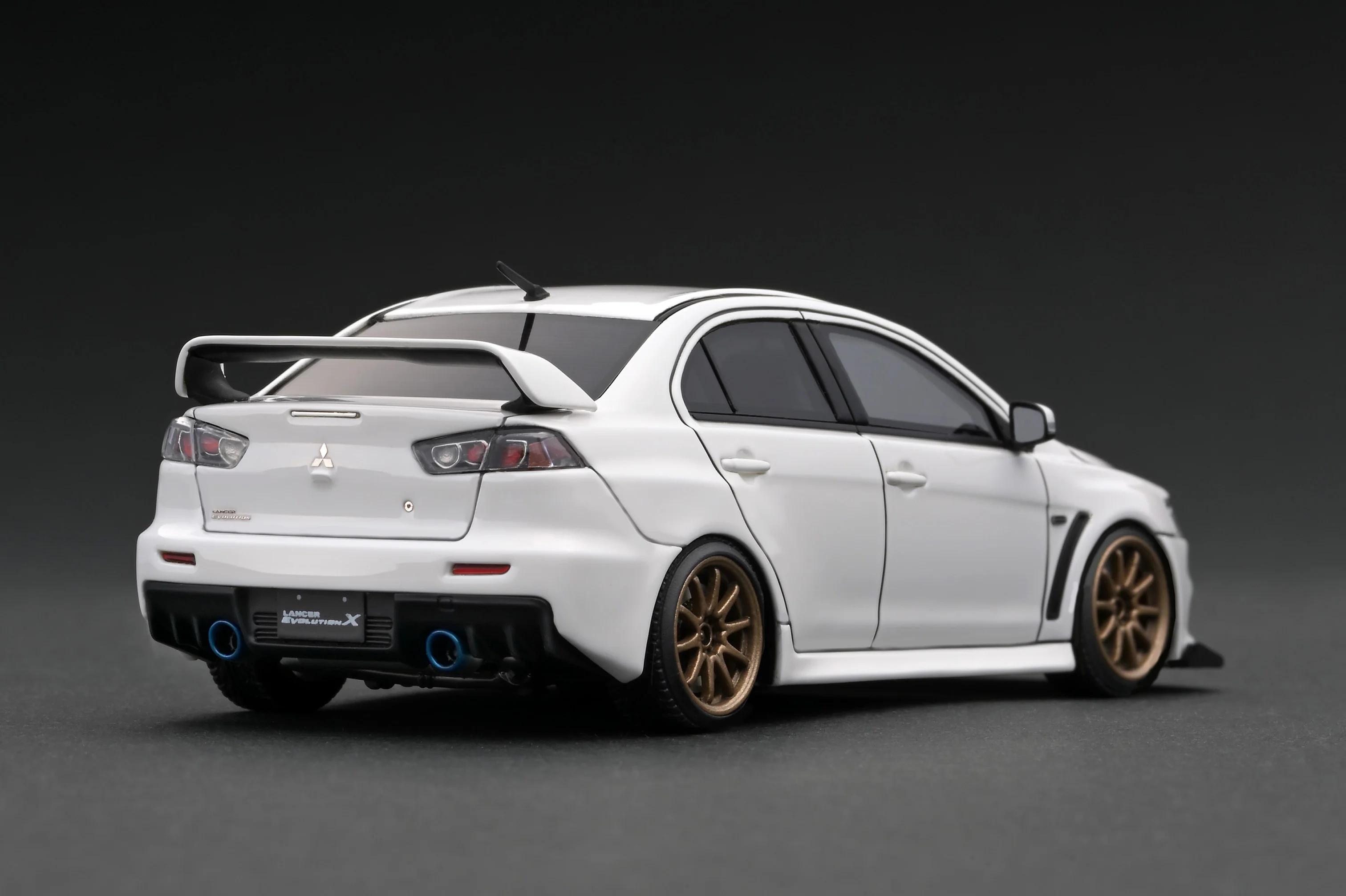 Ignition Model 1:43 Mitsubishi Lancer Evolution X (CZ4A) White with 4B11 Silver Engine Display - Image 4