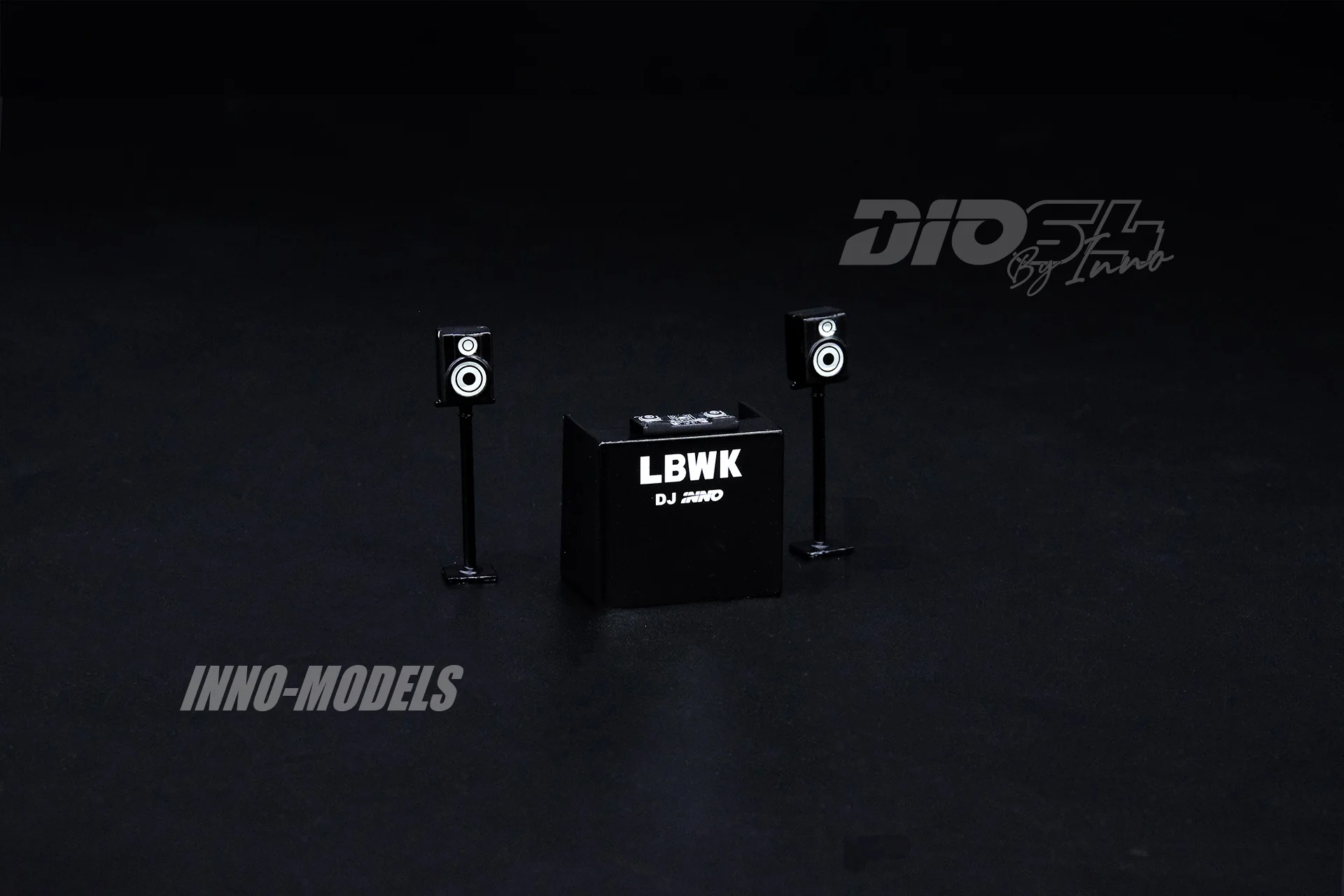 INNO Models 1:64 Liberty Walk Auto Salon Diorama Set with 1/64 Porsche 997 LBWK Chrome Finish and Figures - Image 5