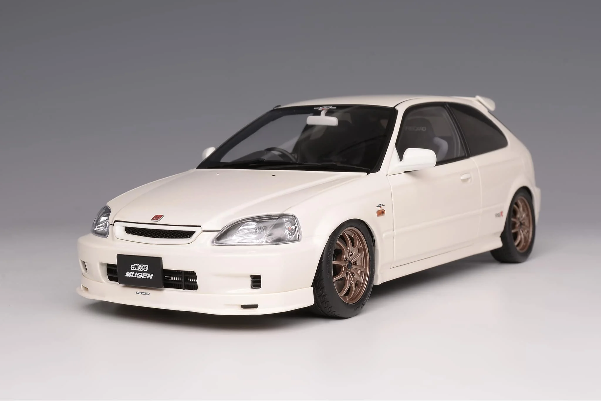 MotorHelix 1:18 Honda Civic Type-R (EK9) MUGEN in Championship White - Image 2