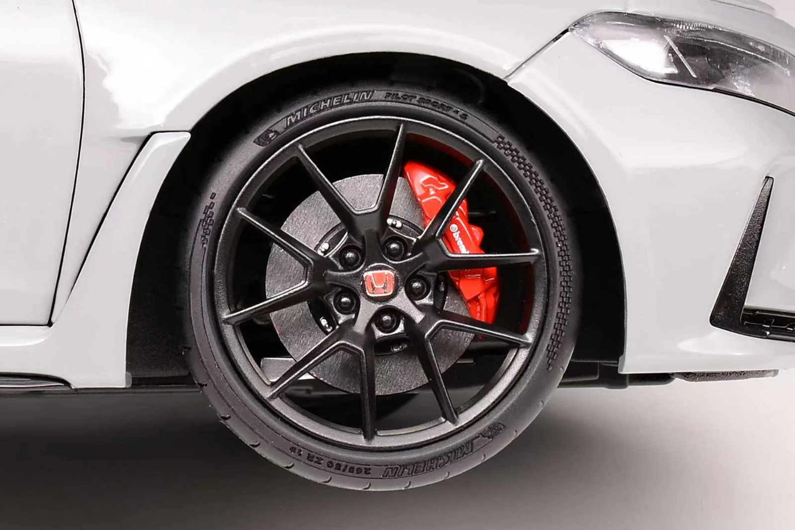 MotorHelix 1:18 Honda Civic Type-R (FL5) Sonic Grey Pearl - Image 10