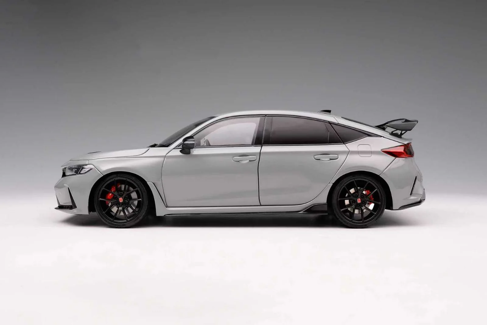 MotorHelix 1:18 Honda Civic Type-R (FL5) Sonic Grey Pearl - Image 5