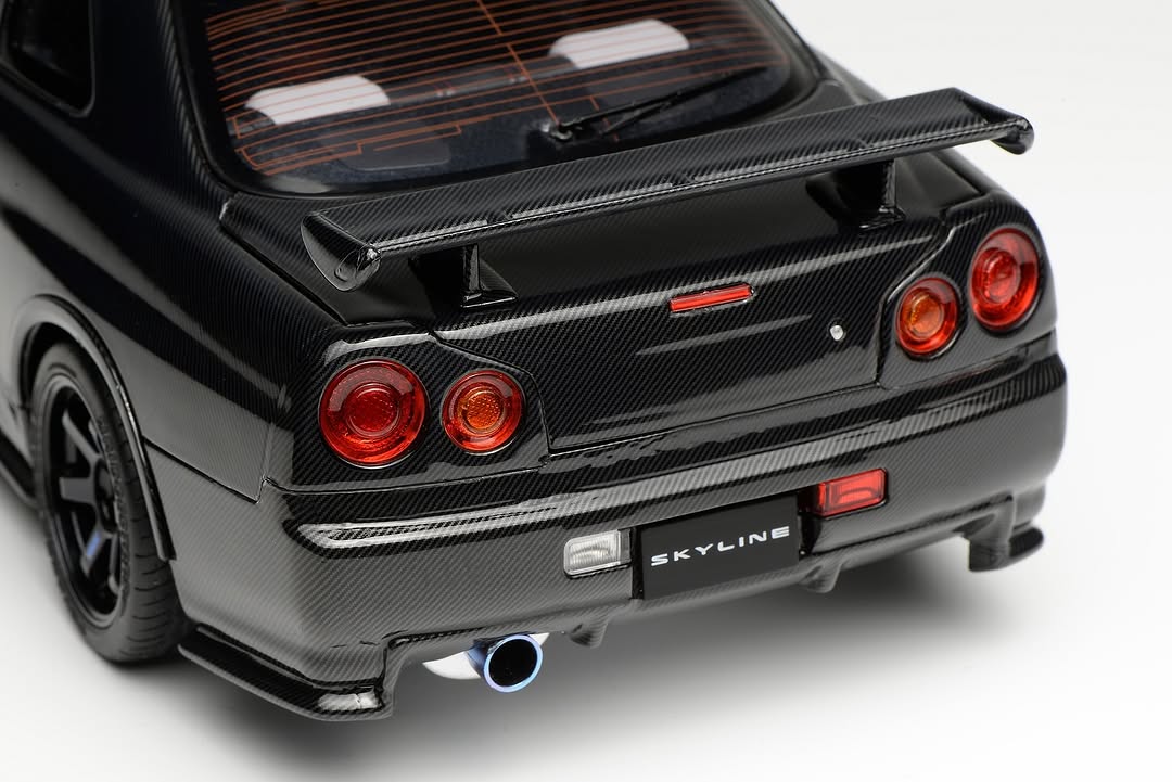 *PREORDER* MotorHelix 1:18 Nissan Skyline GT-R (R34) Customized Version - Carbon Fiber - Image 7