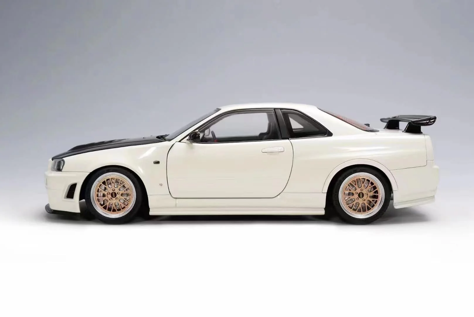 MOTORHELIX 1:18 Nissan Skyline GT-R (R34) Z-Tune in White - Image 3