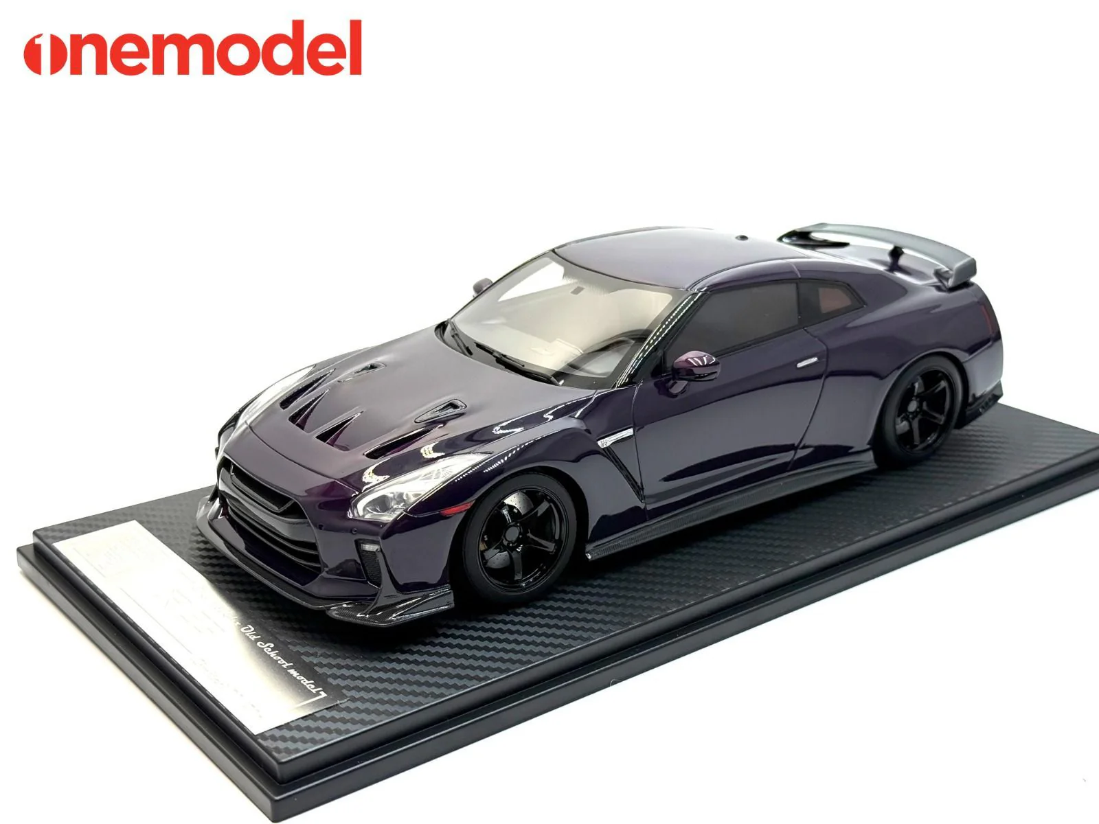 One Model 1:18 Nissan GT-R R35  Custom Edition in Midnight Purple - Image 4