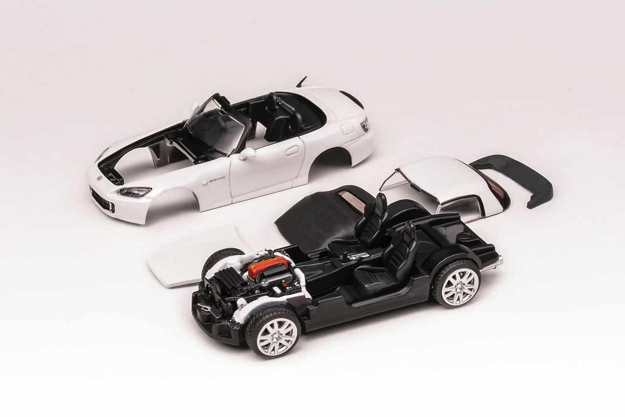 MotorHelix 1:64 Honda S2000 (AP2) in Grand Prix White - Image 3