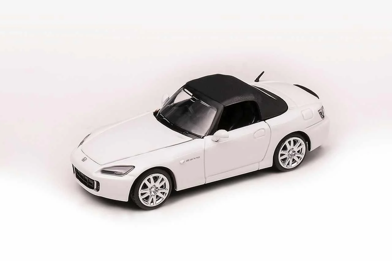 MotorHelix 1:64 Honda S2000 (AP2) in Grand Prix White - Image 4
