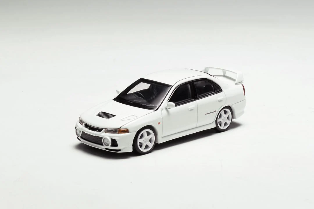MotorHelix 1:64 Mitsubishi Lancer EVO IV in Scotia White - Image 2