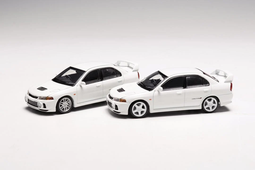 MotorHelix 1:64 Mitsubishi Lancer EVO IV in Scotia White - Image 3