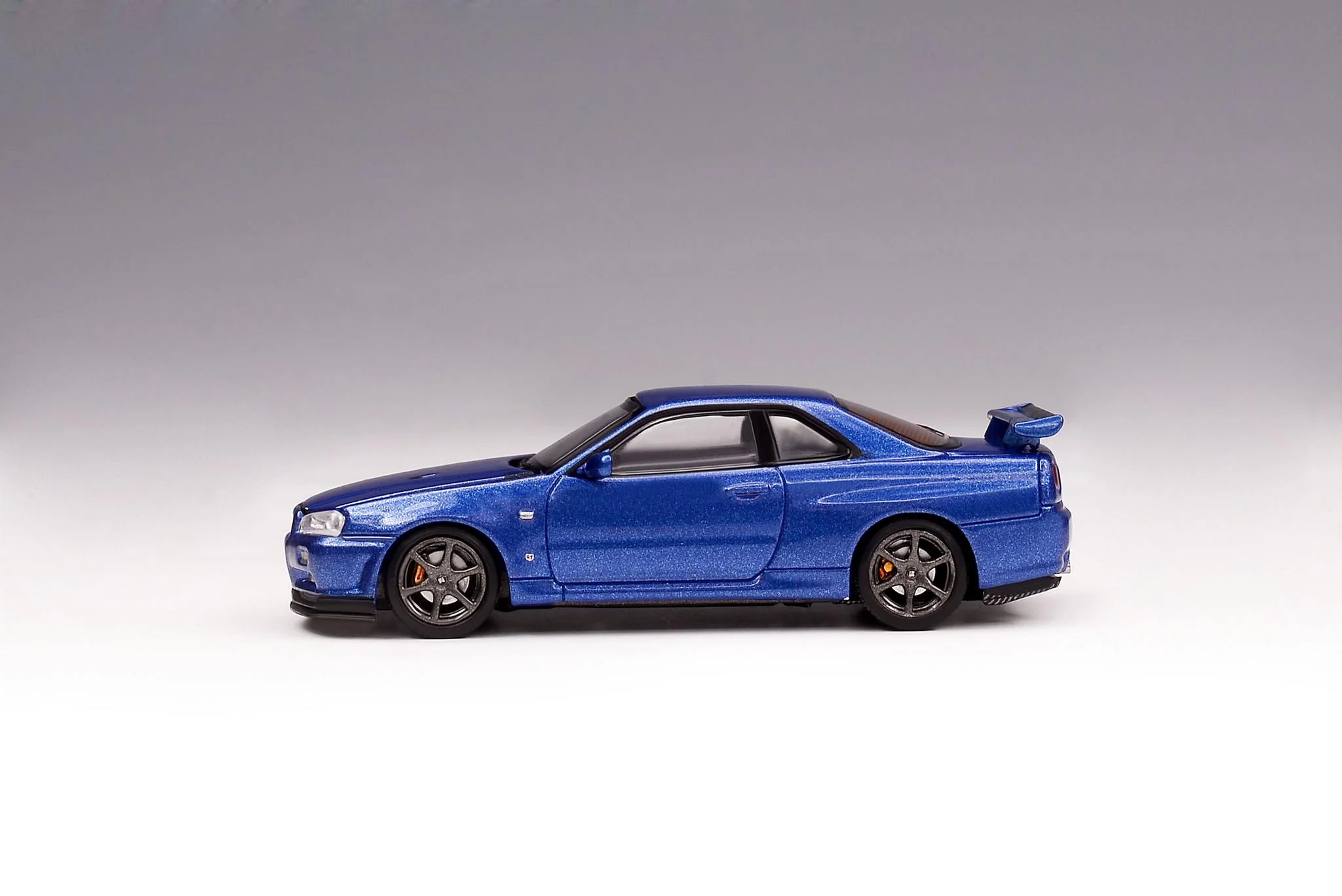 MotorHelix 1/64 Nissan Skyline GT-R (BNR34) in Bayside Blue - Image 3