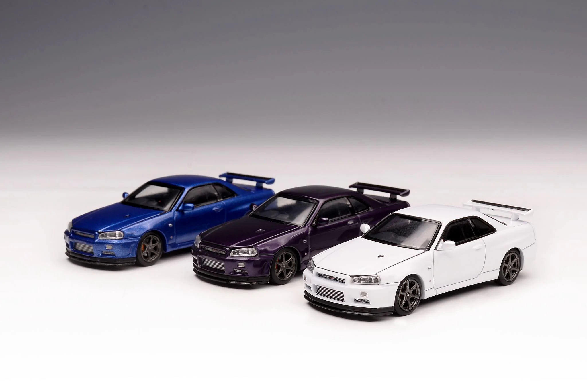 MotorHelix 1/64 Nissan Skyline GT-R (BNR34) in Midnight Purple - Image 4