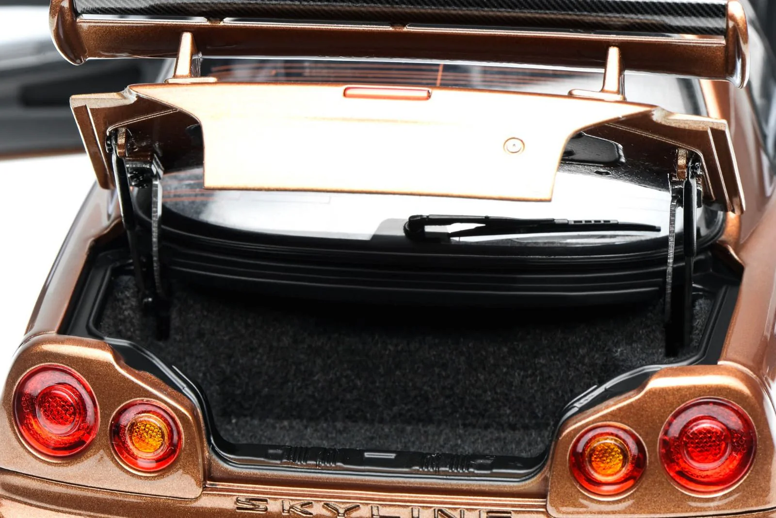 MotorHelix 1:18 Nissan Skyline GT-R (R34) Customized Version - Metallic Bronze - Image 10