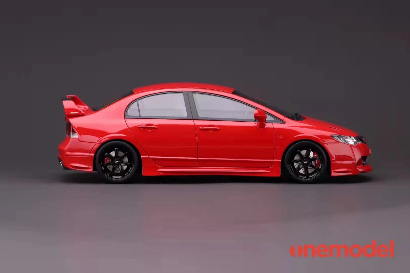 One Model 1:18 Honda Civic Type-R FD2 Mugen in Red - Image 2