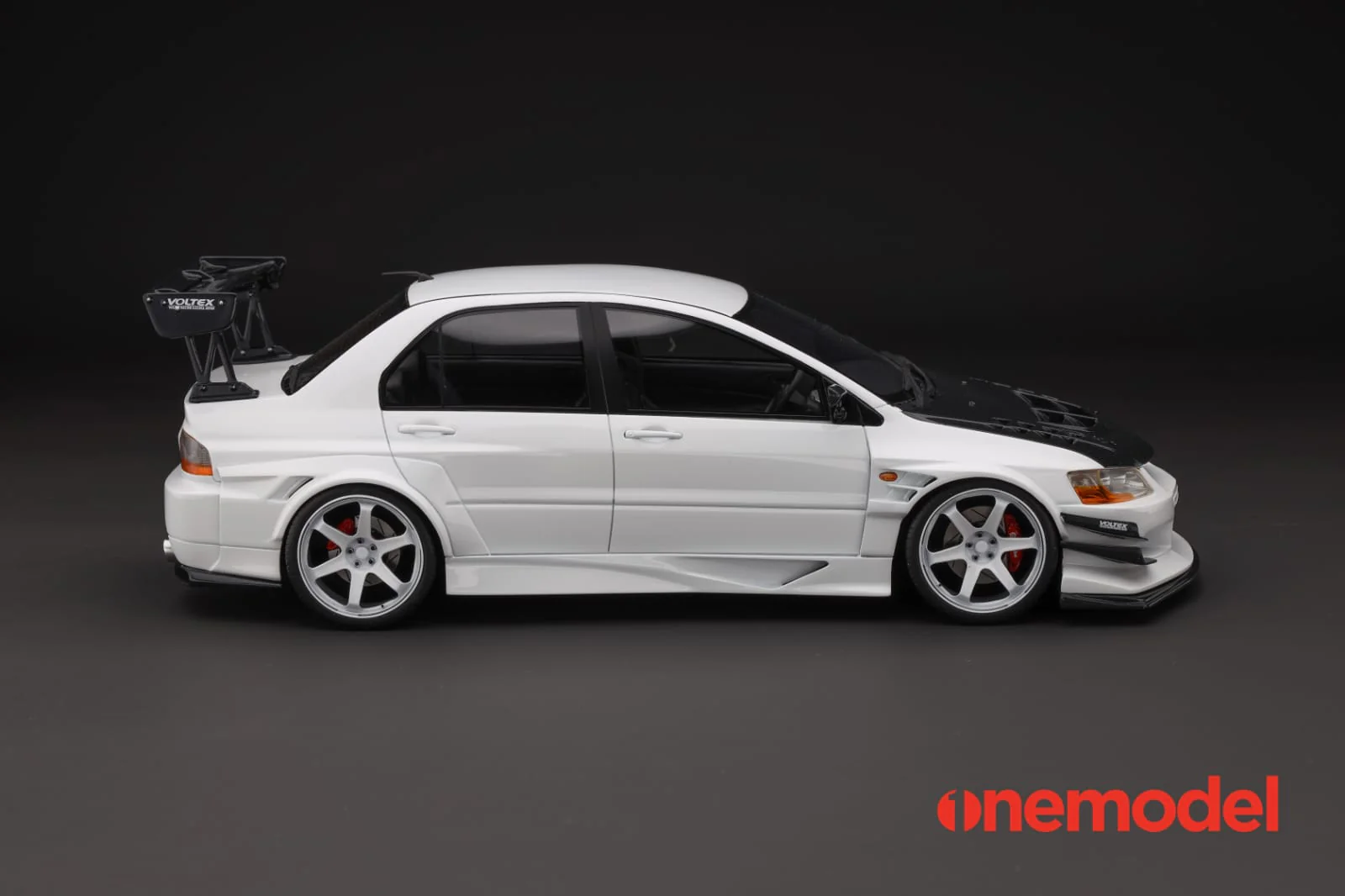 One Model 1:18 Mitsubishi Lancer Evolution IX Voltex with Carbon Bonnet in White - Image 3