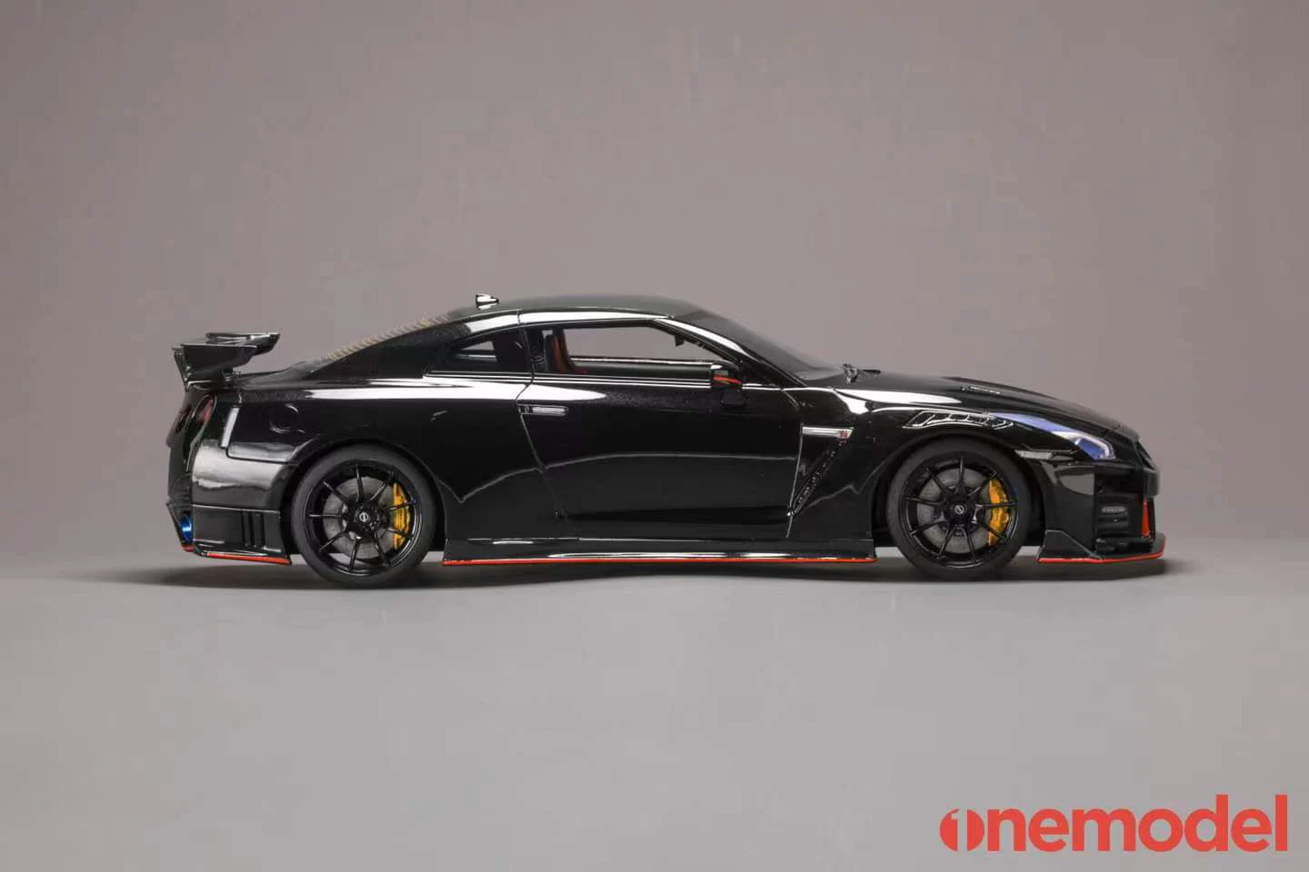 One Model 1:18 Nissan GT-R (R35) 2020 NISMO Edition in Jet Black Pearl - Image 2