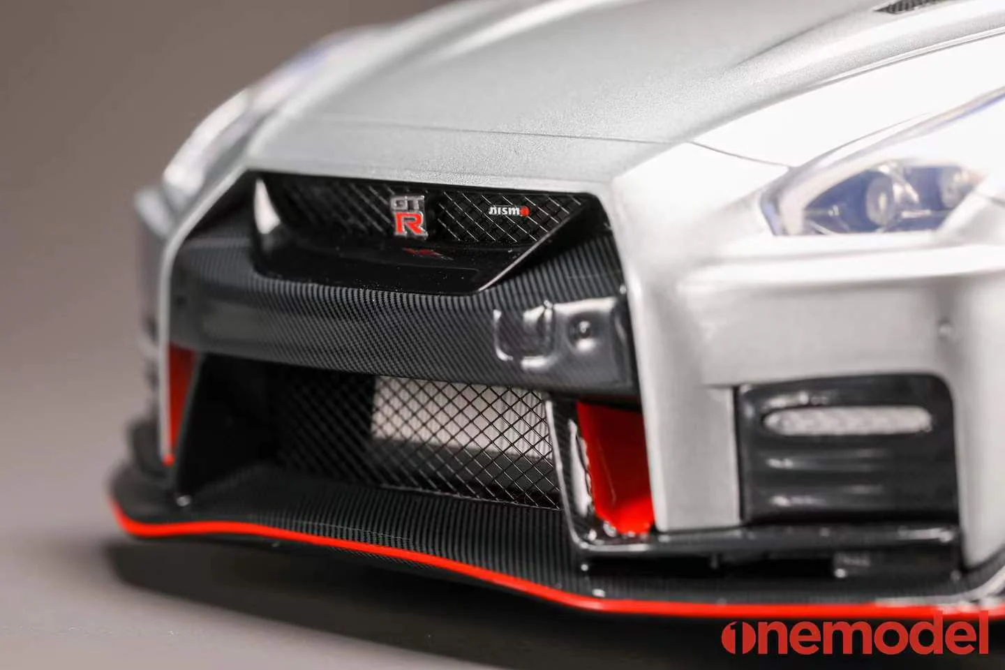 One Model 1:18 Nissan GT-R (R35) 2020 NISMO Edition in Super Silver - Image 10