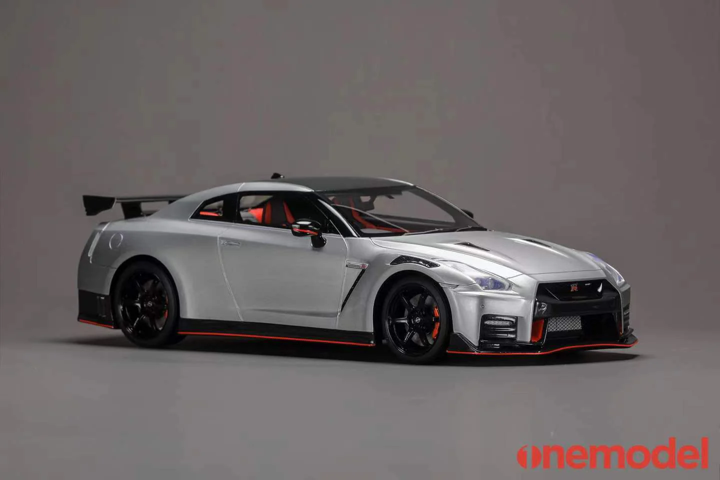 One Model 1:18 Nissan GT-R (R35) 2020 NISMO Edition in Super Silver - Image 5