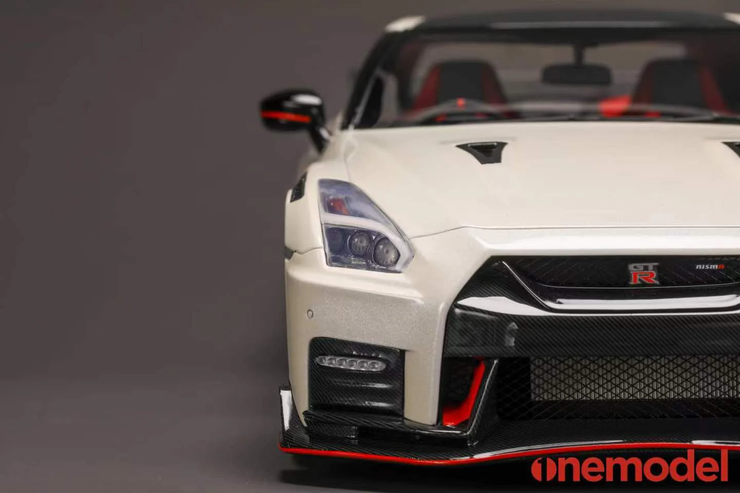 One Model 1:18 Nissan GT-R (R35) 2020 NISMO Edition in Pearl White - Image 4