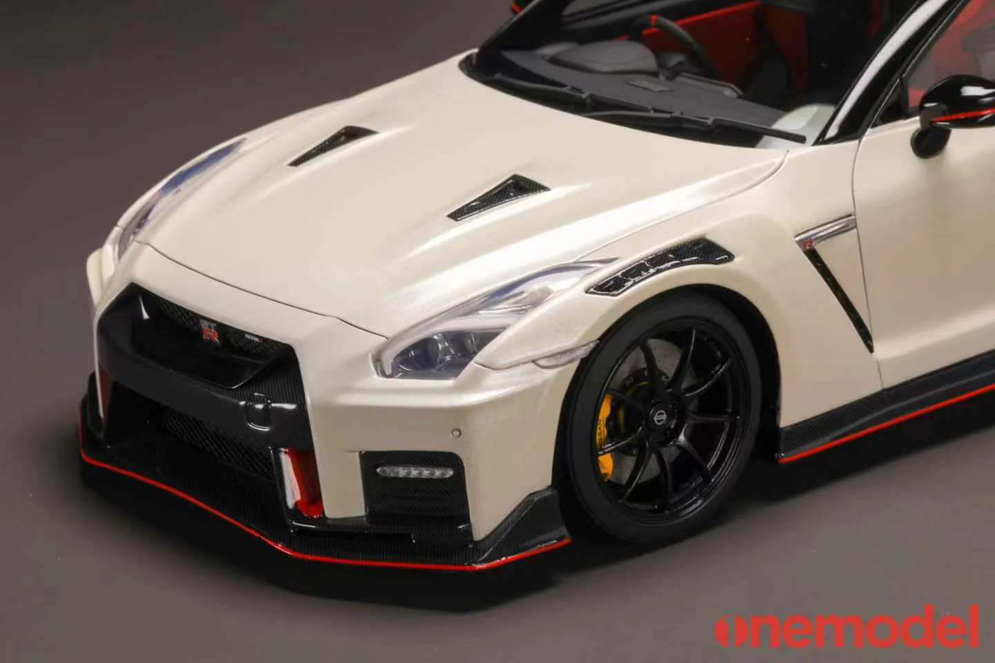 One Model 1:18 Nissan GT-R (R35) 2020 NISMO Edition in Pearl White - Image 7