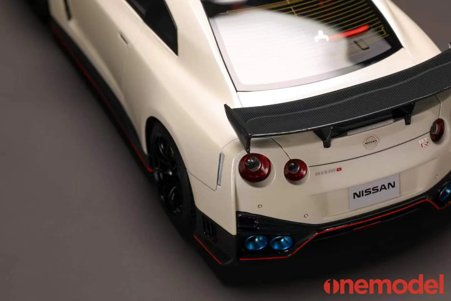One Model 1:18 Nissan GT-R (R35) 2020 NISMO Edition in Pearl White - Image 9