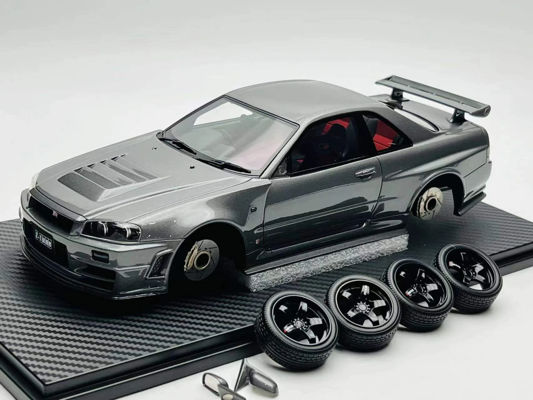 One Model 1:18 Nissan Skyline GT-R (BNR34) Z-Tune in Gun Gray Metallic - Image 2