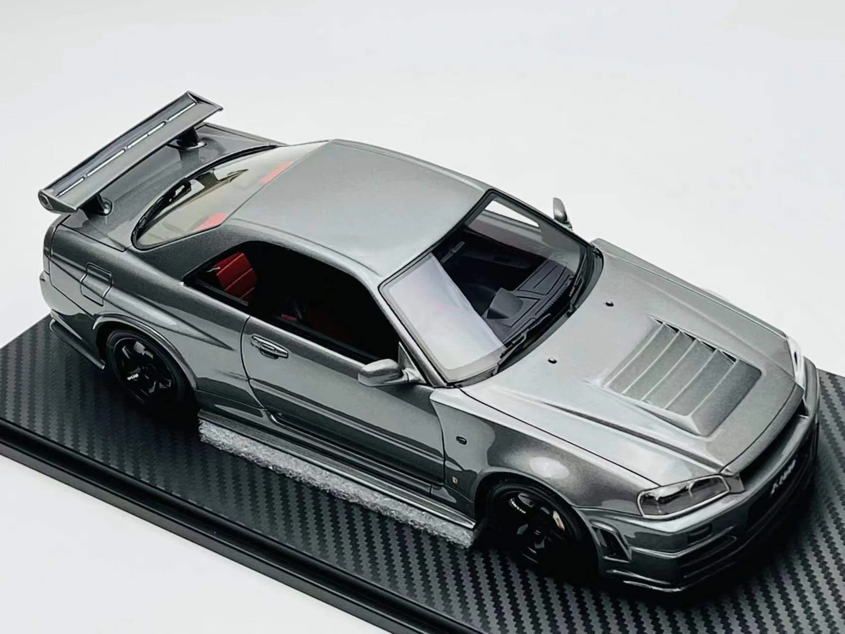 One Model 1:18 Nissan Skyline GT-R (BNR34) Z-Tune in Gun Gray Metallic - Image 3