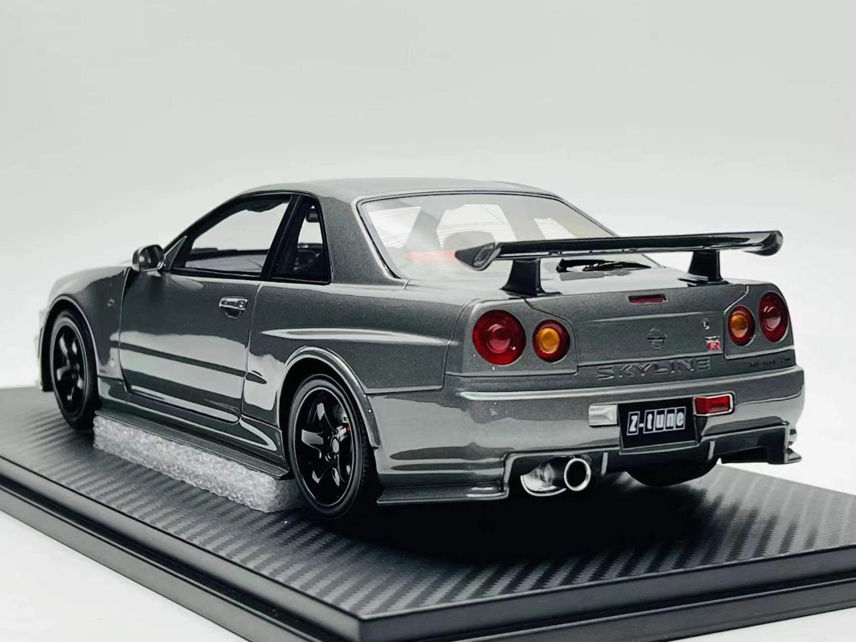 One Model 1:18 Nissan Skyline GT-R (BNR34) Z-Tune in Gun Gray Metallic - Image 4