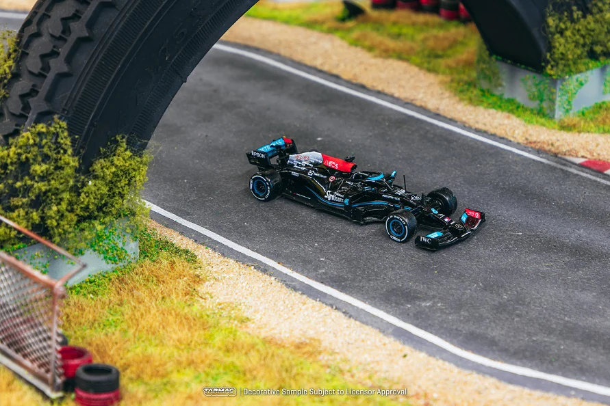 Tarmac Works 1:64 Mercedes-AMG F1 W12 E Performance São Paulo Grand Prix 2021 Winner Lewis Hamilton - Image 3