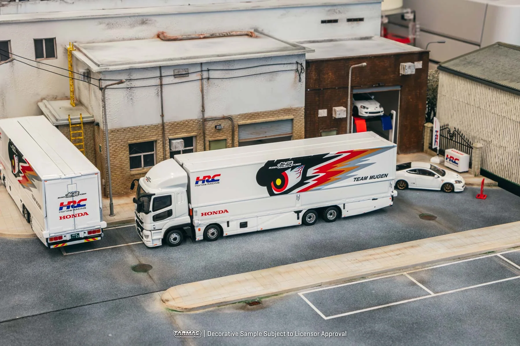 Tarmac Works 1:64 Mitsubishi Fuso Super Great Honda Racing Team Mugen - Image 3