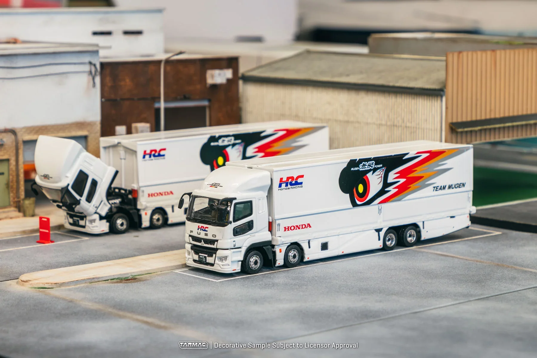 Tarmac Works 1:64 Mitsubishi Fuso Super Great Honda Racing Team Mugen - Image 4