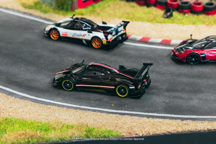Tarmac Works 1:64 Pagani Zonda Revolución Nero Oro - Image 3