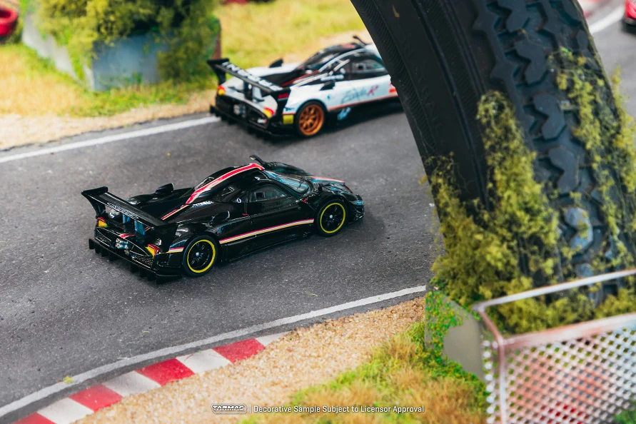 Tarmac Works 1:64 Pagani Zonda Revolución Nero Oro - Image 4