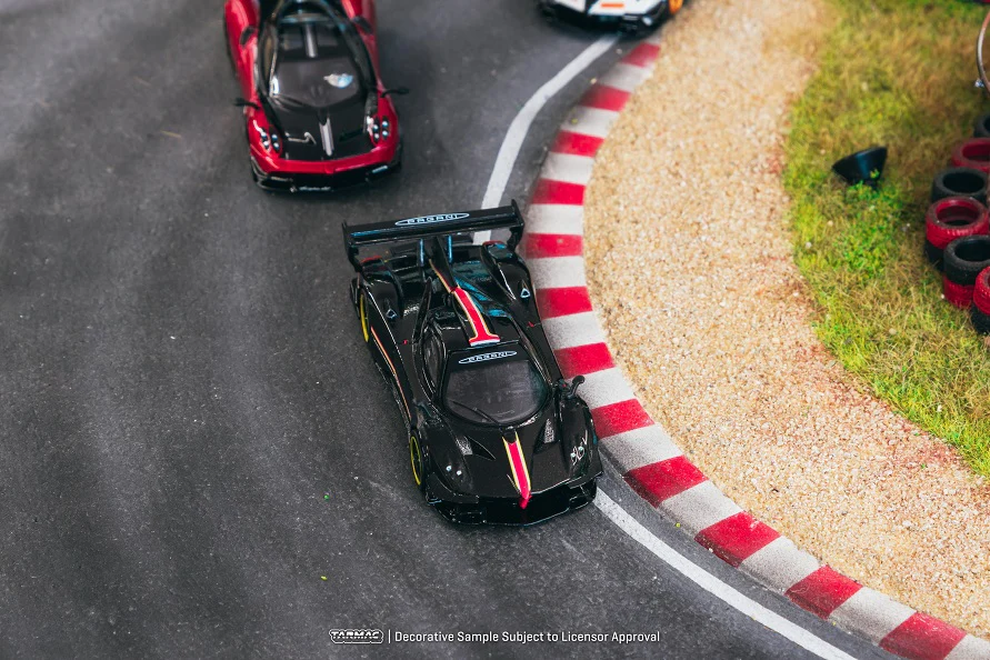 Tarmac Works 1:64 Pagani Zonda Revolución Nero Oro - Image 5
