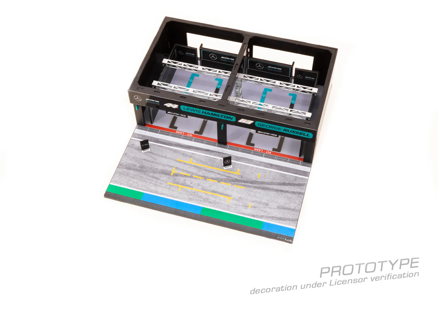 Tarmac Works 1:64 Pit Garage Diorama, Mercedes-AMG Petronas Formula One Team - Image 3