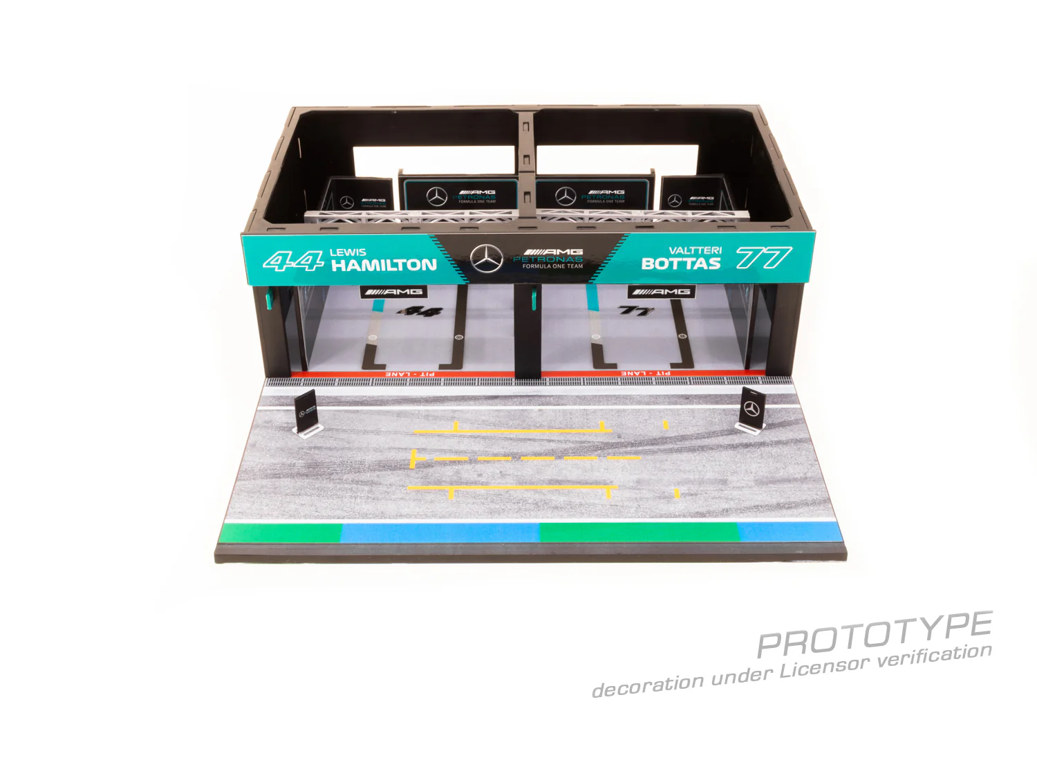 Tarmac Works 1:64 Pit Garage Diorama, Mercedes-AMG Petronas Formula One Team - Image 4