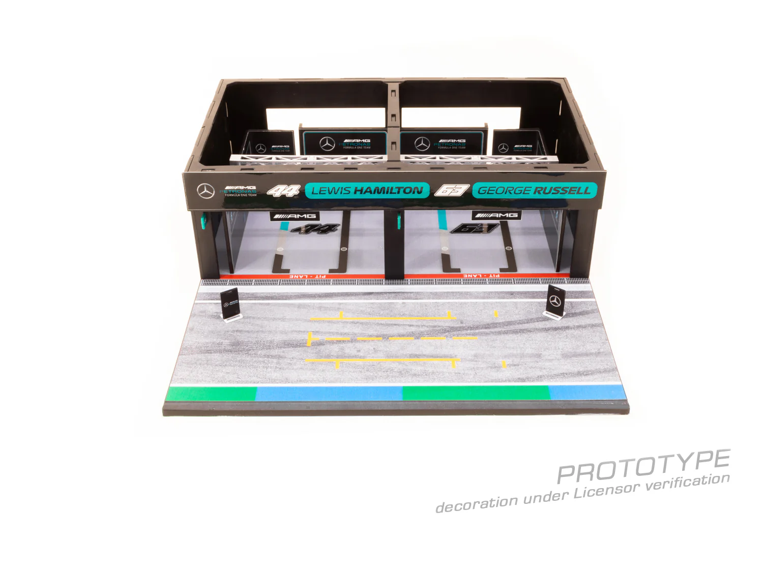 Tarmac Works 1:64 Pit Garage Diorama, Mercedes-AMG Petronas Formula One Team - Image 5