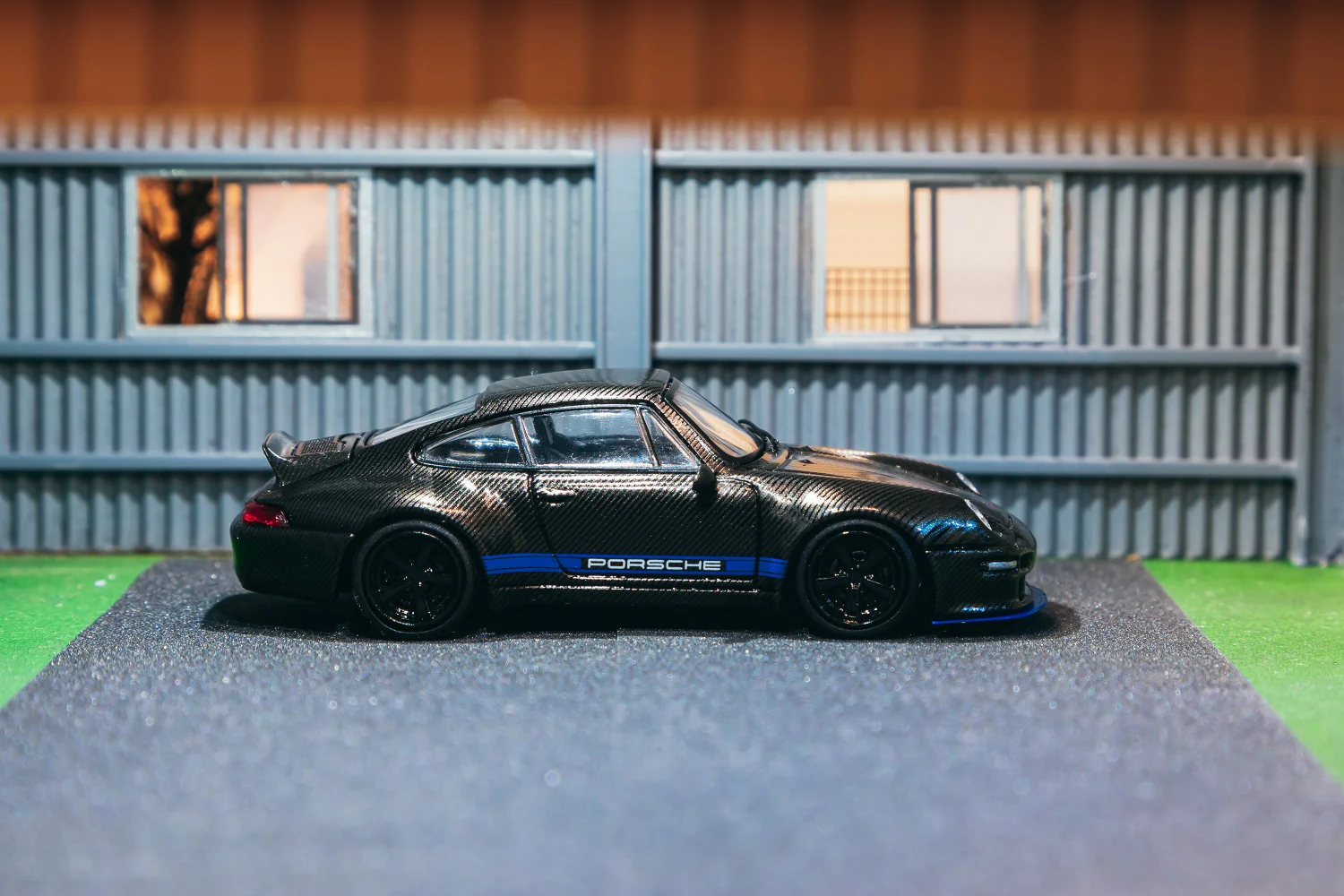 Tarmac Works 1:64 Porsche 993 Remastered Gunther Werks in Black Carbon Fiber - Image 3