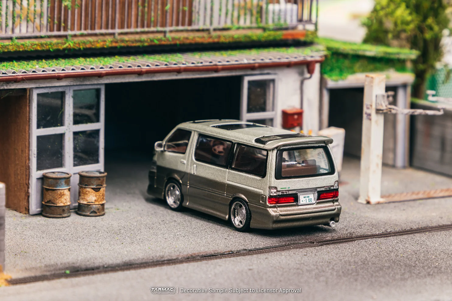 Tarmac Works 1:64 Toyota Hiace Wagon Custom in Silver / Brown - Image 2