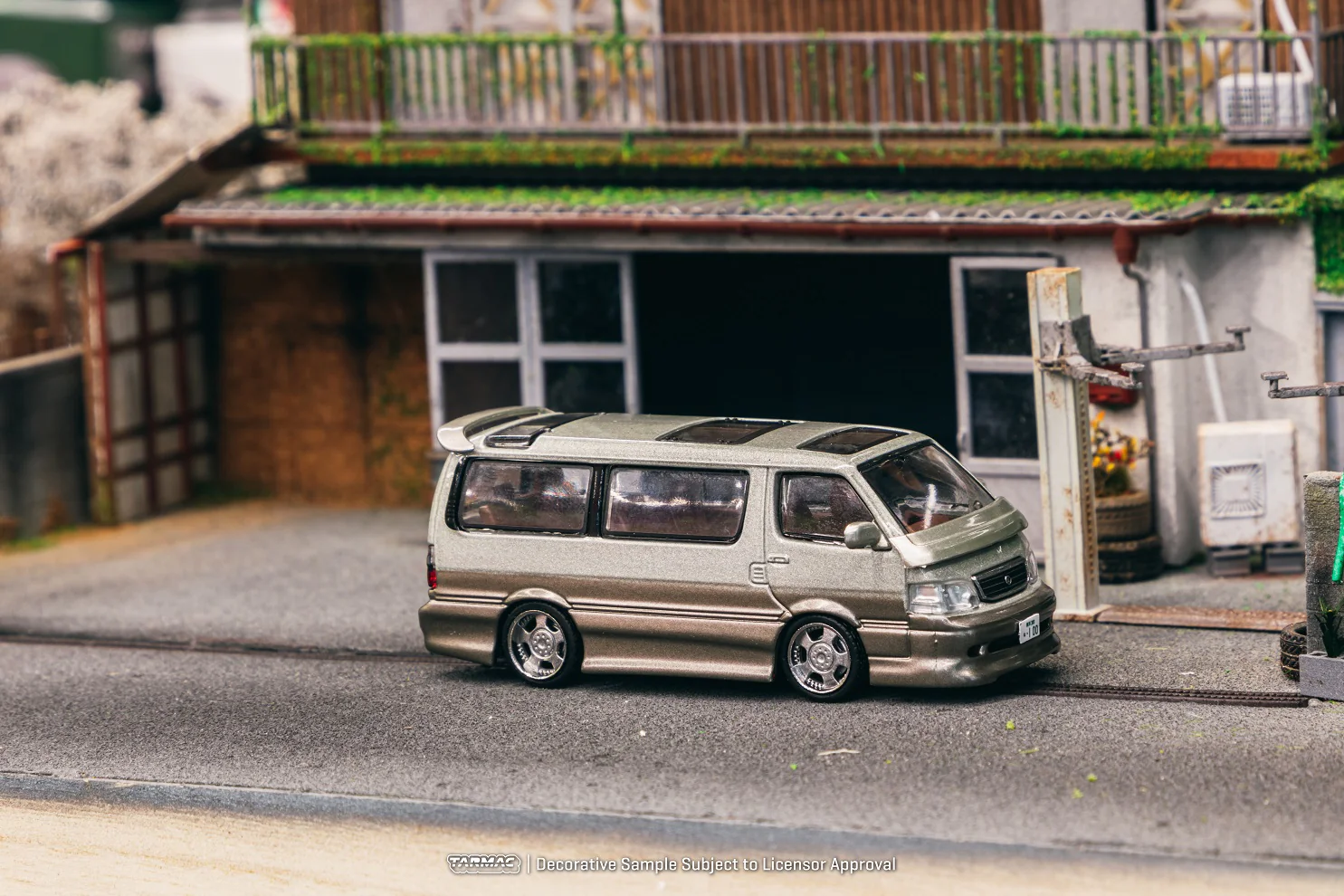 Tarmac Works 1:64 Toyota Hiace Wagon Custom in Silver / Brown - Image 3