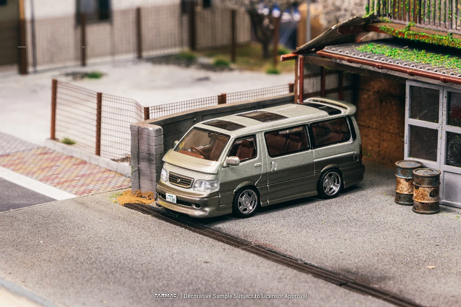 Tarmac Works 1:64 Toyota Hiace Wagon Custom in Silver / Brown - Image 4