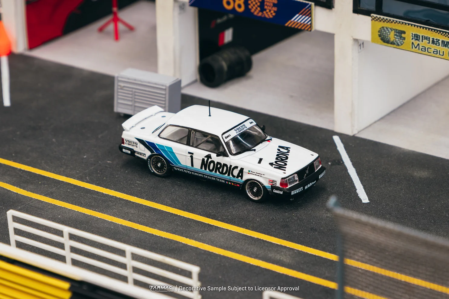 Tarmac Works 1:64 Volvo 240 Turbo, ETCC Zolder 1986 Winner, Johnny Cecotto / Thomas Lindström - Image 2
