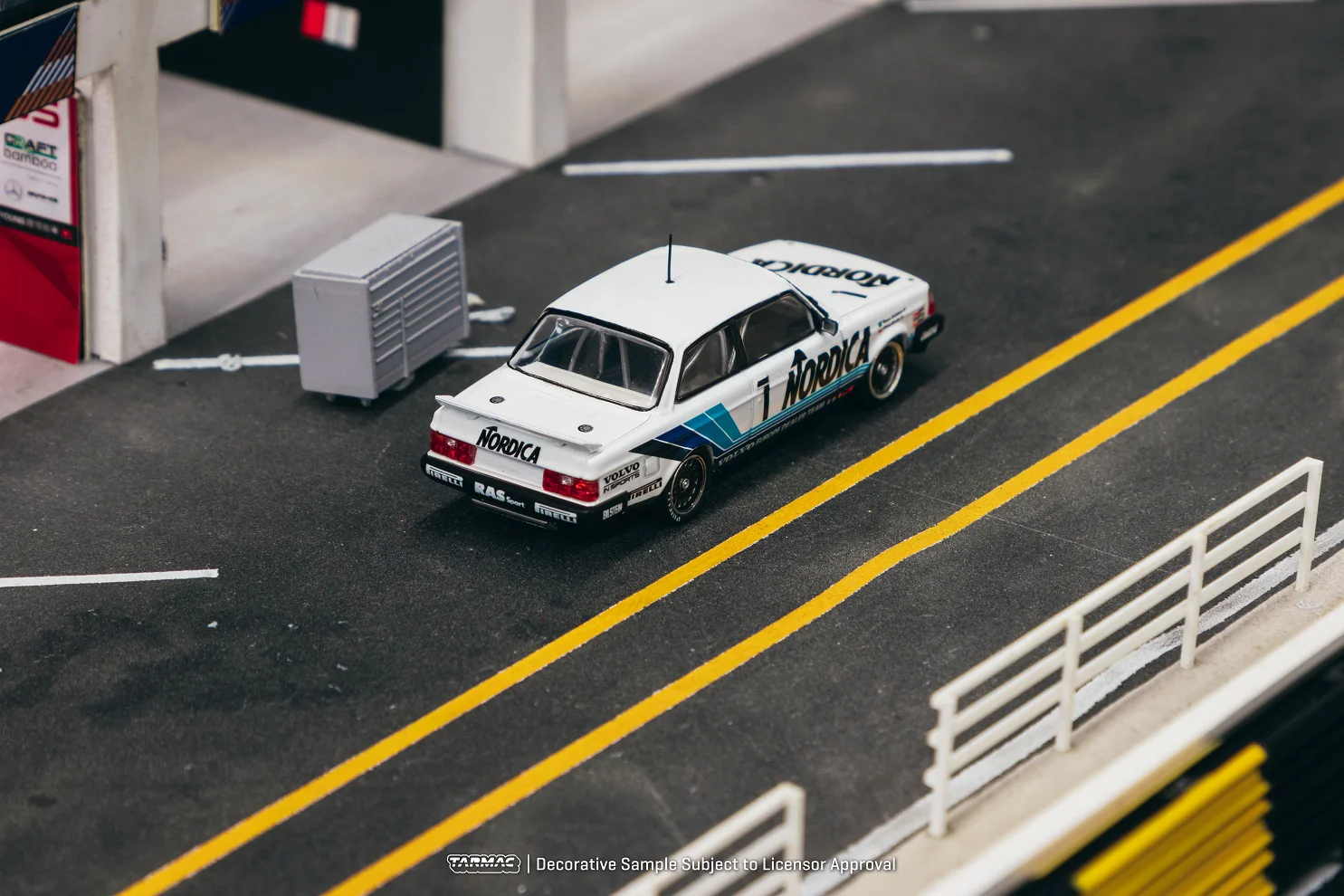 Tarmac Works 1:64 Volvo 240 Turbo, ETCC Zolder 1986 Winner, Johnny Cecotto / Thomas Lindström - Image 3
