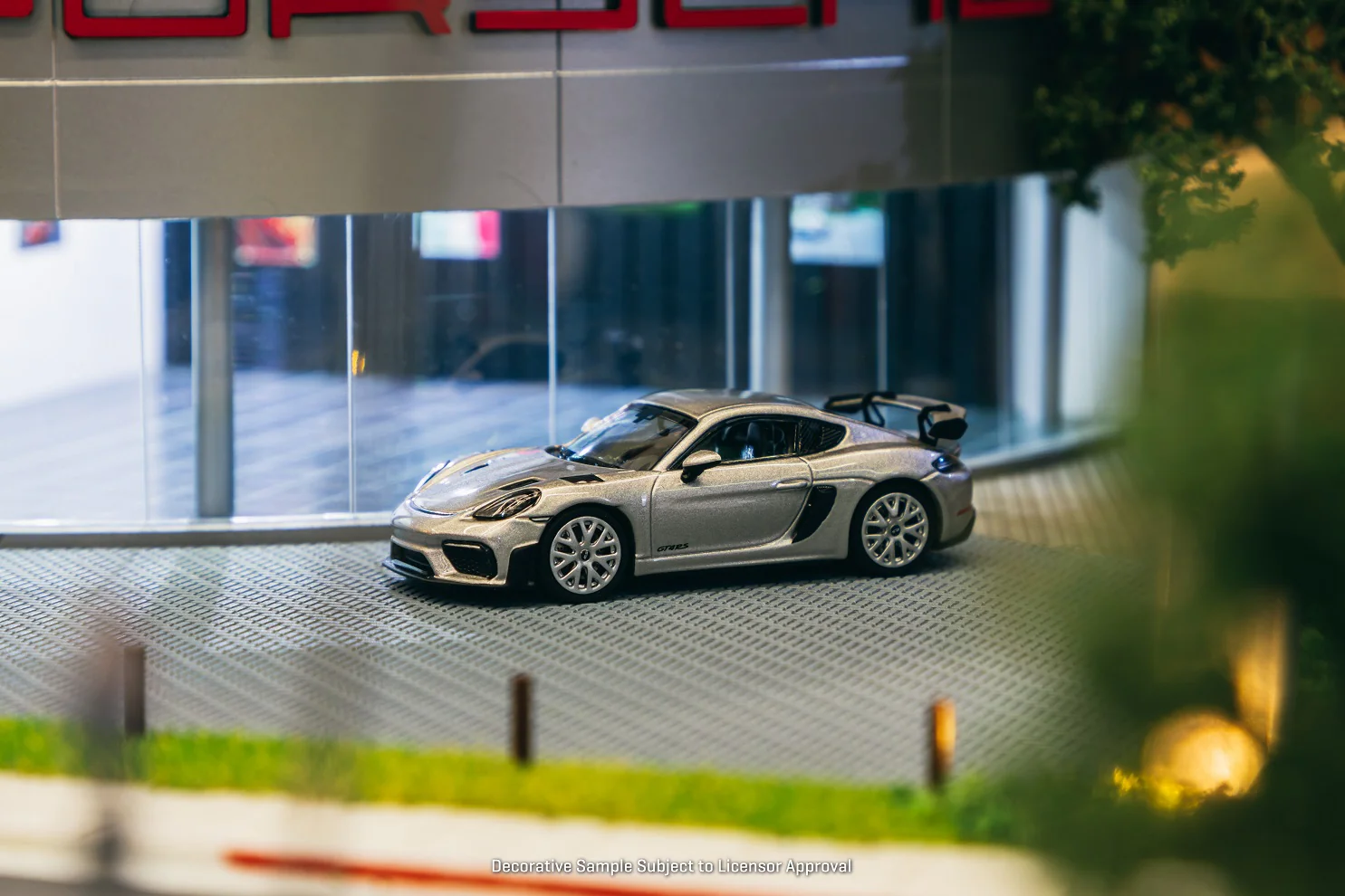 Tarmac Works 1:64 Porsche Cayman GT4 RS in GT Silver Metallic - Image 2