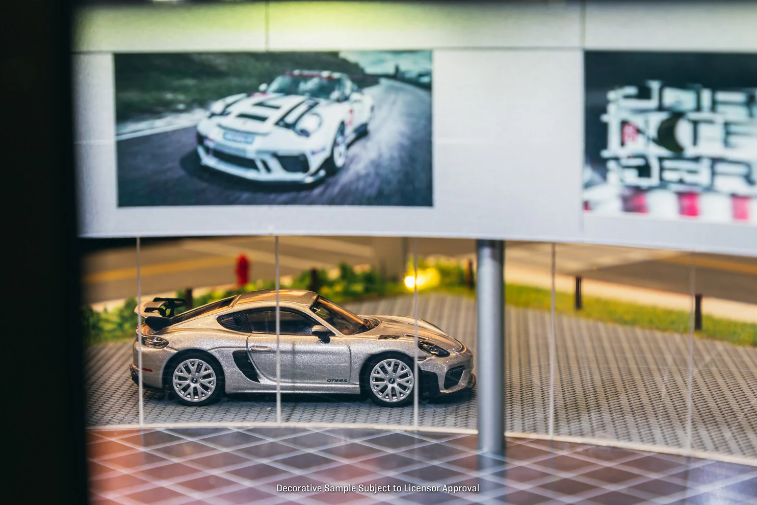 Tarmac Works 1:64 Porsche Cayman GT4 RS in GT Silver Metallic - Image 4