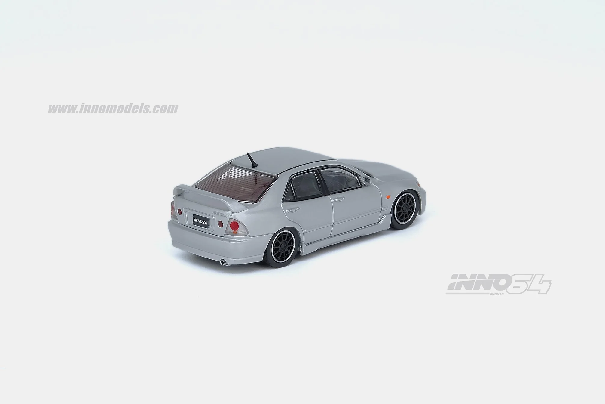 INNO Models 1:64 Toyota Altezza IS300 RS200 Z-Edition Silver - Image 3